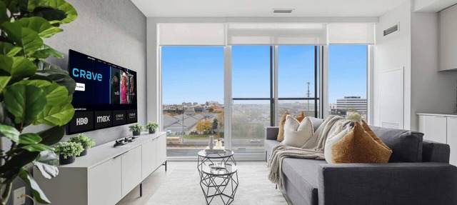 Modern Suite, Panoramic Views, Parking in Toronto