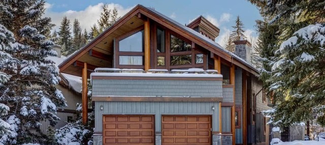 Mountain view chalet w/hot tub in Whistler