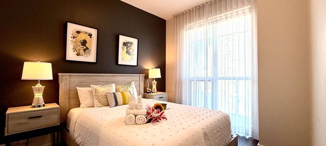 Move in Ready RogersCenter CN Tower 2B2B City Lakeview &Free Parking in Toronto