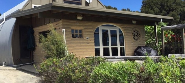 MUDBRICK BARN MUDENZA VU in Opononi