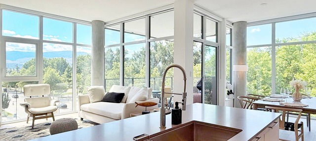 New Luxury Beachfront Escape with Pool and Hottub in Kelowna