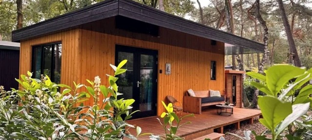 Nice cozy cozy cottage on edge of dirt road and view over meadow. in Zuidwolde