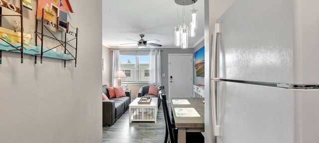 Olde Naples beautiful Condo Steps to Pier, Beach, Sunsets and restaurants! in Naples