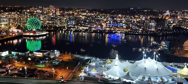 Outstanding 32nd floor Stunning unubstructed views 2bedroom den sleeps 5 parking in Vancouver