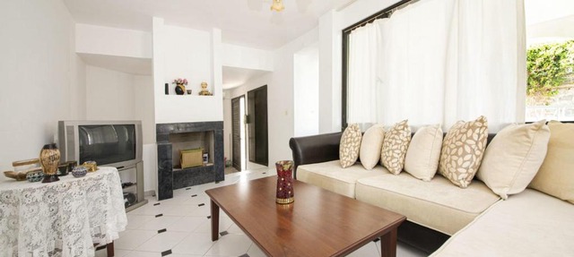 Peaceful Villa with Shared Pool, Balcony, Terrace and Backyard in Bodrum in Karabağ