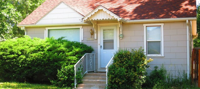 PIKES PEAK VIEWS! HISTORIC 3BR COTTAGE NEAR GARDEN OF THE GODS & RED ROCK CANYON in Colorado Springs