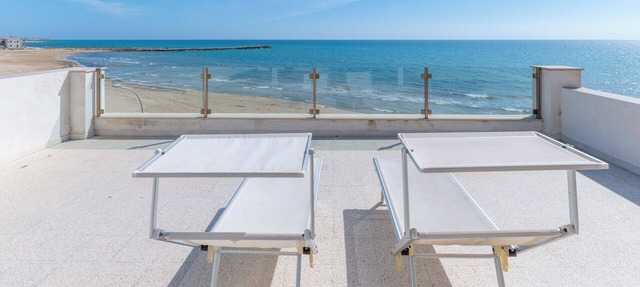 Pitagora, beachfront apartment with panoramic view in Donnalucata