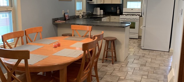Point Beach Guest House - Large, comfortable & quiet. Large yard. Near beach! in Two Rivers