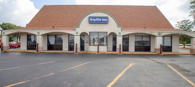 Premium King Bed | Daylight Inn Elkhart I-90, IN in Elkhart IN