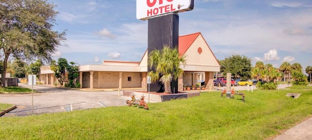 Queen Bed Non Smoking|Dundee in Dundee FL