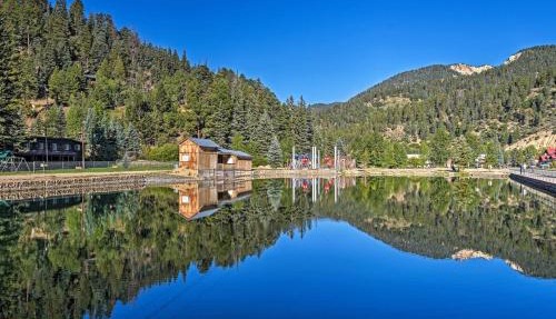 Red River Townhome with Balcony & Mtn Views! in Red River