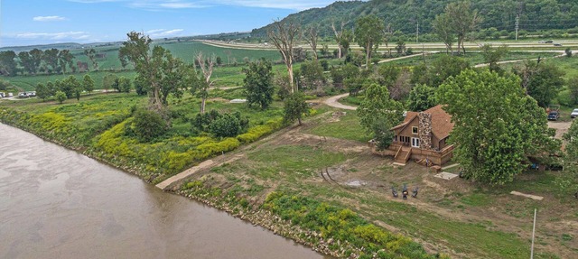 Relaxing Rustic River Cabin just across from Downtown Omaha! in Crescent
