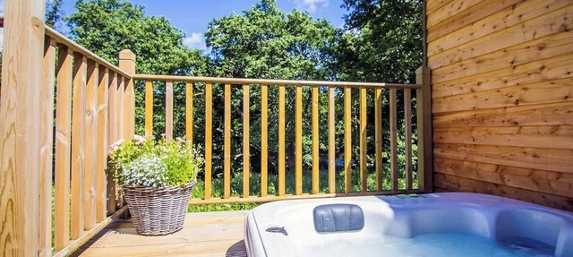 Riverside Hideaway for Two Hot Tub River Lochay in Killin