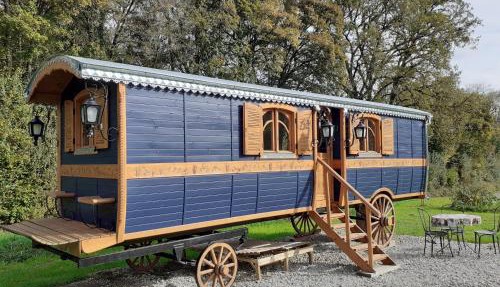 Roulotte Cosy les Roseaux bleux in Brennes