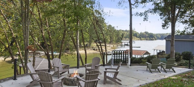 Rustic Lakefront home with winery, state park, and more nearby! A perfect fall getaway! in Troutman