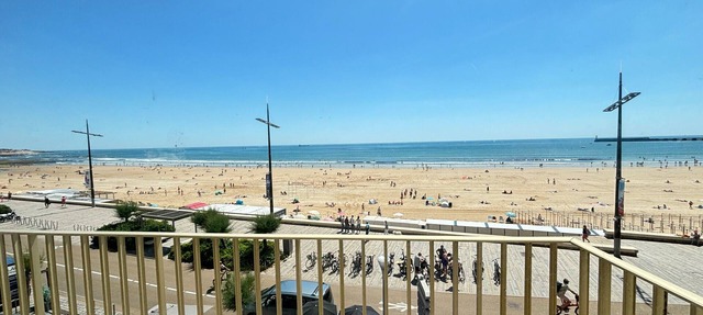 Seaside Apartment with Balcony, Stunning Views & Close to Shops in Les Sables-d'Olonne