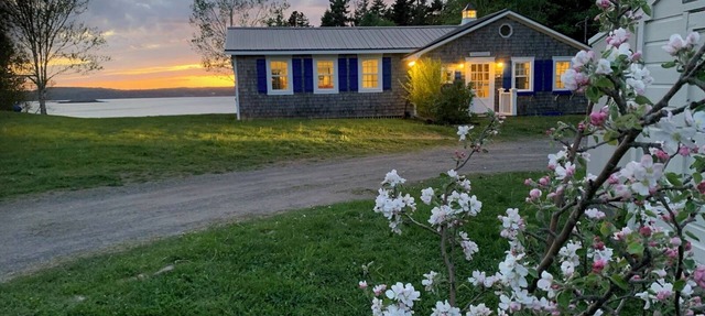 Seaside Cottage With Amazing Ocean Views:NEW MASTER BR,LR, Screened Porch,DECKS in Wilsons Beach