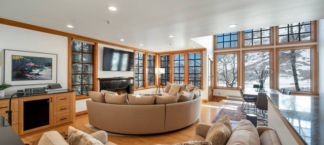 Ski in/Ski Out to Snowbird in Gorgeous Unit with Hot Tub and Beautiful Views in Alta