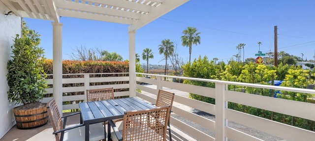 South O Bungalow 12 - Deluxe Double ADA Studio + XL Private Patio in Oceanside