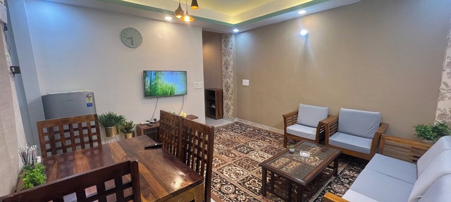 Spacious 3-bedroom apartment in enchanting DL with WiFi, AC in DL