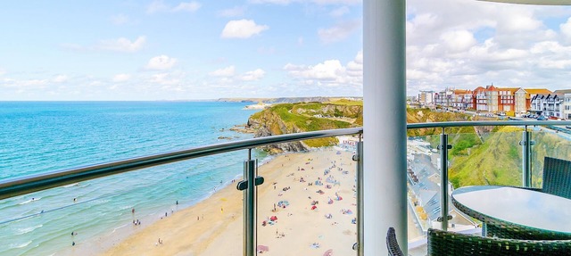 Spacious apartment, breathtaking sea views, private secure parking. in Newquay