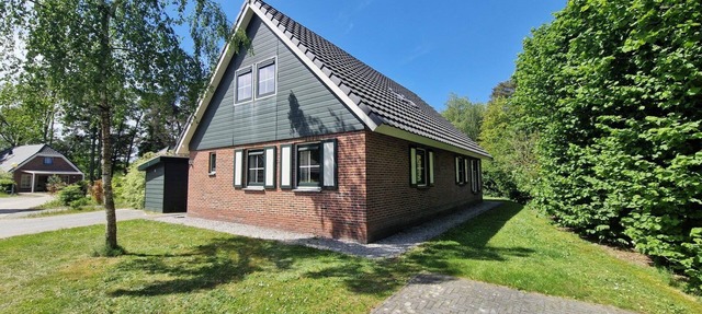 Spacious bungalow with open kitchen, terrace, 6 bedrooms and 2 bathrooms in Hooghalen