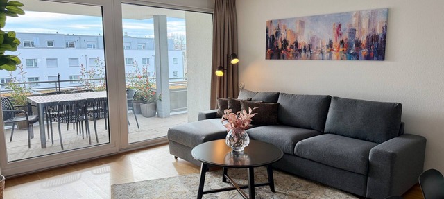 Spacious City Apartment with Balcony, 3 Bedrooms, Parking, Near Main Station in Böblingen