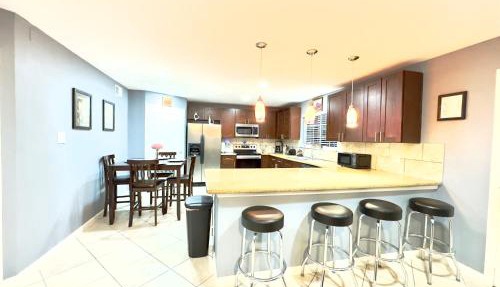 Spacious Home Sleeps 12 Ideal for Groups in Houston