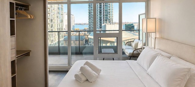 Spacious Luxury Sleeps 7 + Location in Toronto