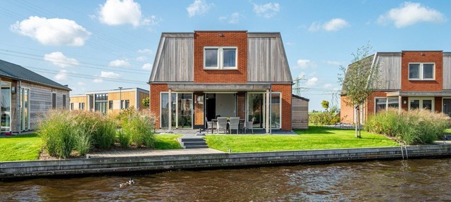 Stay in our spacious Sneekermeer 6 home with private jetty. in Akkrum