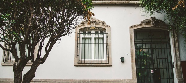 Step into a beautifully preserved historic home in the heart of Roma Norte — one of Mexico City’s most iconic neighborhoods. This 8-bedroom residence blends original charm with modern comfort, featuring private bathrooms, a charming rooftop. in Ciudad de México