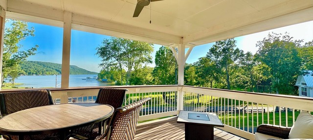 “Studio A” Fall Escape w/Heated Pool, Lake, SplashPad, HotTub, Kayaks, firepit! in Cedar Bluff