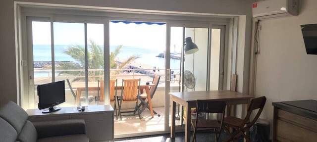 Studio facing the sea with terrace and direct access to the beach and the Grau-du-Roi center in Le Grau-du-Roi