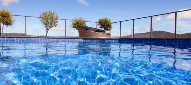 Stylish Apartment with Rooftop Pool - Close to City+ANU in Lyneham