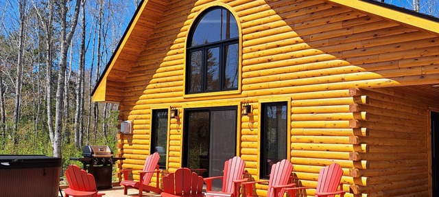 Summit Lodge - Lochaber Lake Lodges, Lakefront log cabin with year-round hot tub. Family friendly an. in Antigonish County