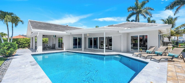 Sunny Side! – Southern Exposure - Heated Saltwater Pool! Walk to Beach! in Naples