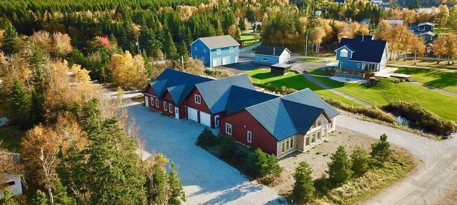 Sunset Chalet #4 Super 4 Bedroom, Sleeps 8 Two Full Bathroom Kitchen-Living area in Bonne Bay