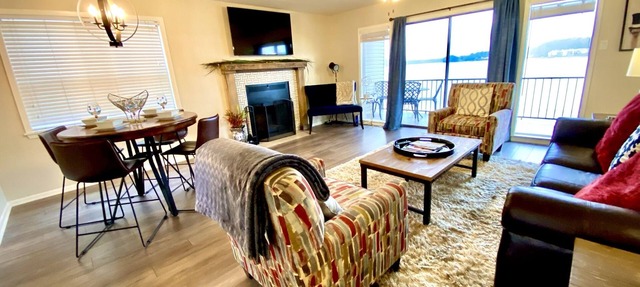 "The Bayliner" Lake Hamilton Condo: 2BR/2BA. Sleeps 6. Pool. Covered Boat Slip! in Hot Springs