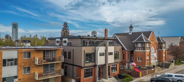 *The Big Spacious Getaway*| Sleeps 16+ Comfortably| 4 King Beds| Near Downtown| in Calgary