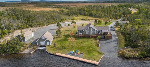 The Bluebird Cottage Lake Front 4Bdrms in Brigus Junction