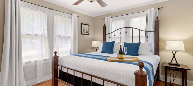 The Montview Cottage with Private Hot Tub & King Bed in Canyon Lake