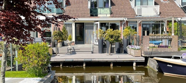 This property is a true prime location in the Green Heart with waterfront terrace in Rijpwetering