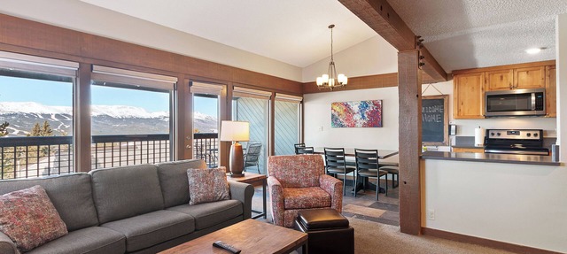 Three Bedroom Townhouse. AMAZING VIEWS. On bus route. Pet friendly. in Breckenridge