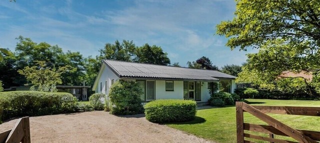 Torenweg 13 holiday bungalow with ideal garden in prime location in Nieuw-Haamstede