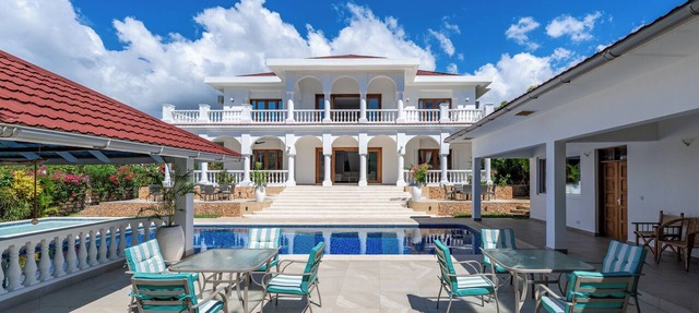 Villa Branca Diani: Spacious 5-bedroom luxury with personalized service. in Diani Beach