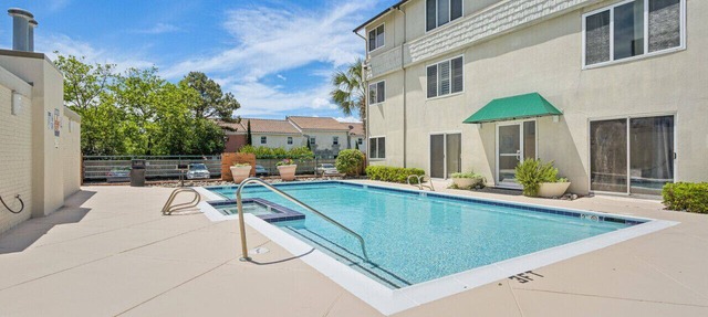 Walk to beach, Patio, Pool, Central Downtown Condo in Virginia Beach