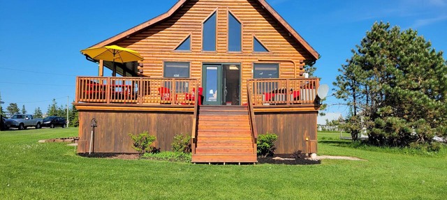 Water Front Log Cottage With Access To Outdoor Community Pool in Kensington