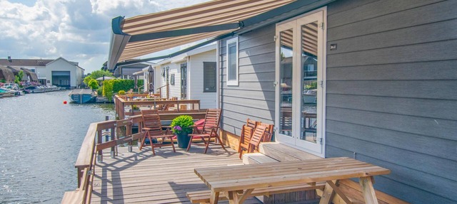 Waterfront chalet with swimming ladder in Breukelen