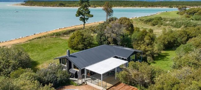 Waterfront Classic Kiwi Bach in Mapua