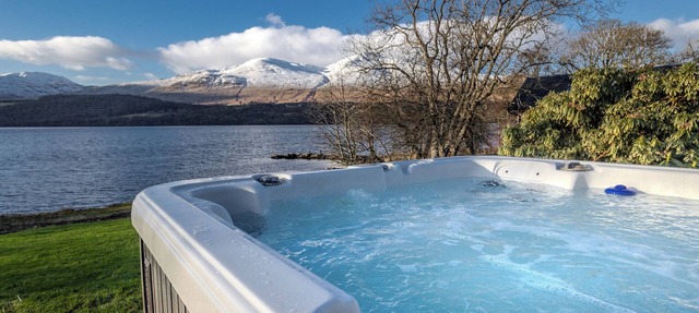 Waterfronted Lodge in the Highlands of Scotland with Hot Tub & Games Room in Stirling